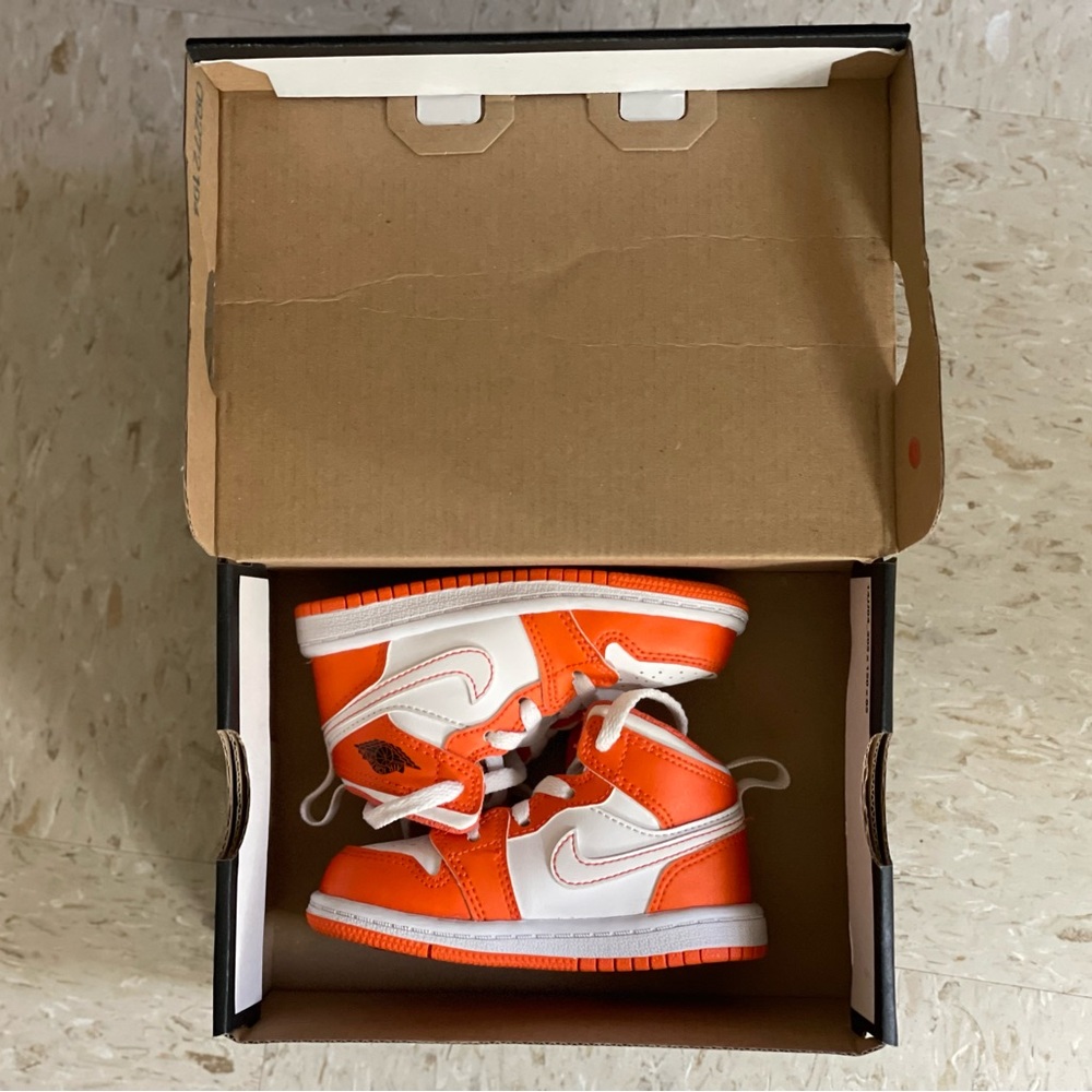 Air Jordan 1 Mids - Infant (size 6)